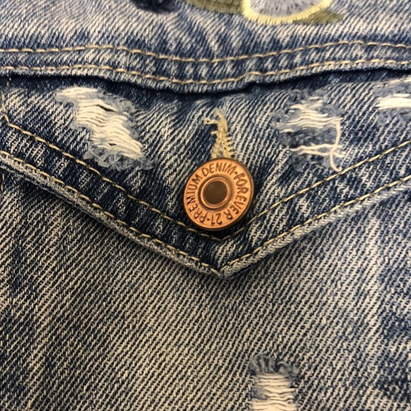 Forever 21 Women’s Distressed Embroidered Denim Jacket Size S - Picture 6 of 11